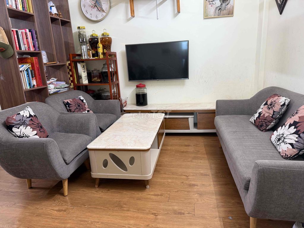 Bộ bàn ghế đá xám phong cách hiện đại. Mua bán Bàn ghế tại Quận Cẩm Lệ Đà Nẵng được đăng bởi Nguyễn Thị Trang hình 1