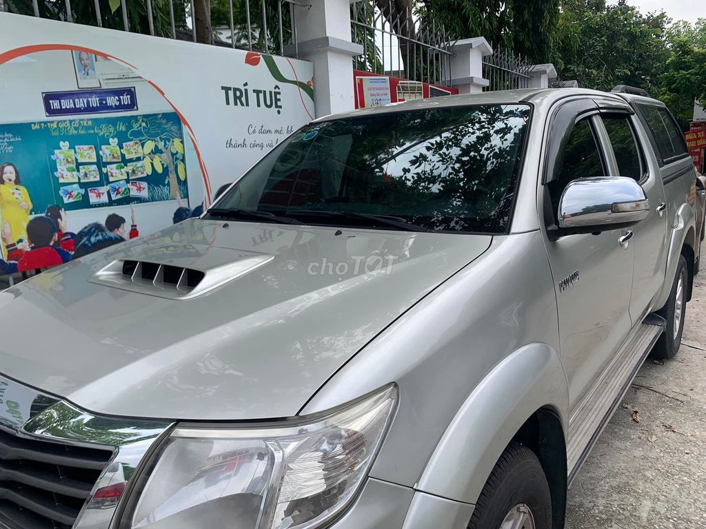 Toyota Hilux 2014 số sàn màu xám 1 cầu. Mua bán Ô tô tại Quận 12 Tp Hồ Chí Minh được đăng bởi Xuân Trường hình 2