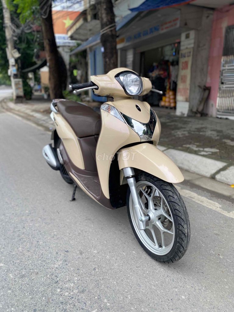 Модель Honda SH 2024 Master, кремовое золото