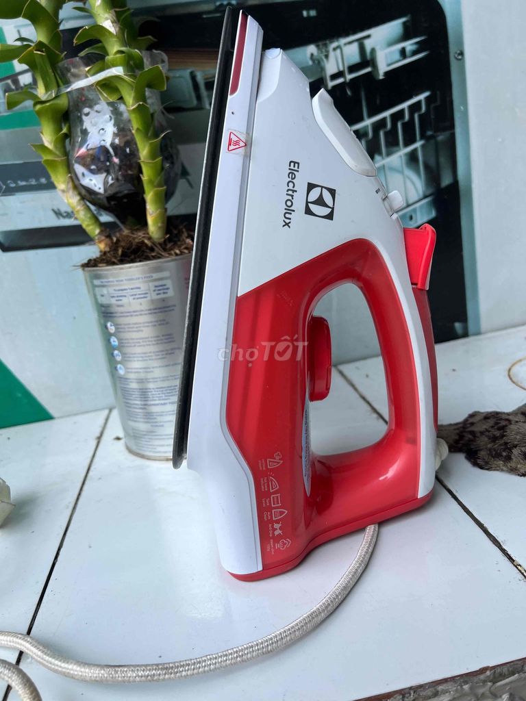 bàn ủi hơi nước electrolux xài ngon