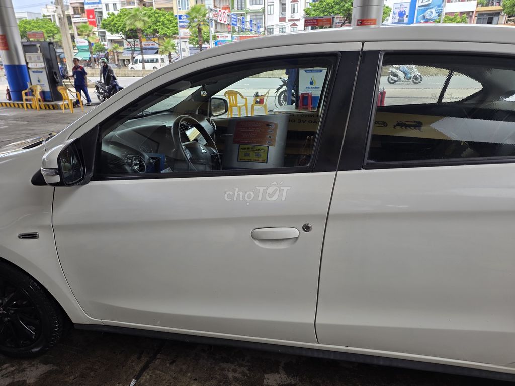 Белый Mitsubishi Attrage