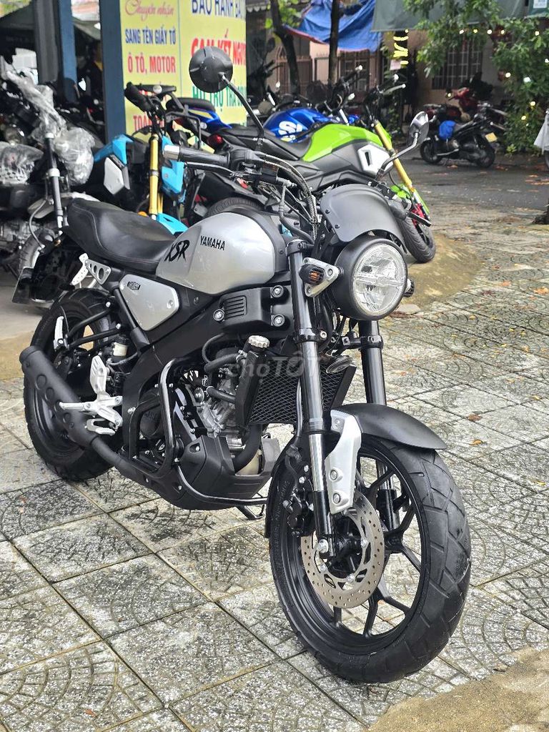 Yamaha XSR155 серебристый, мотоцикл большого объёма
