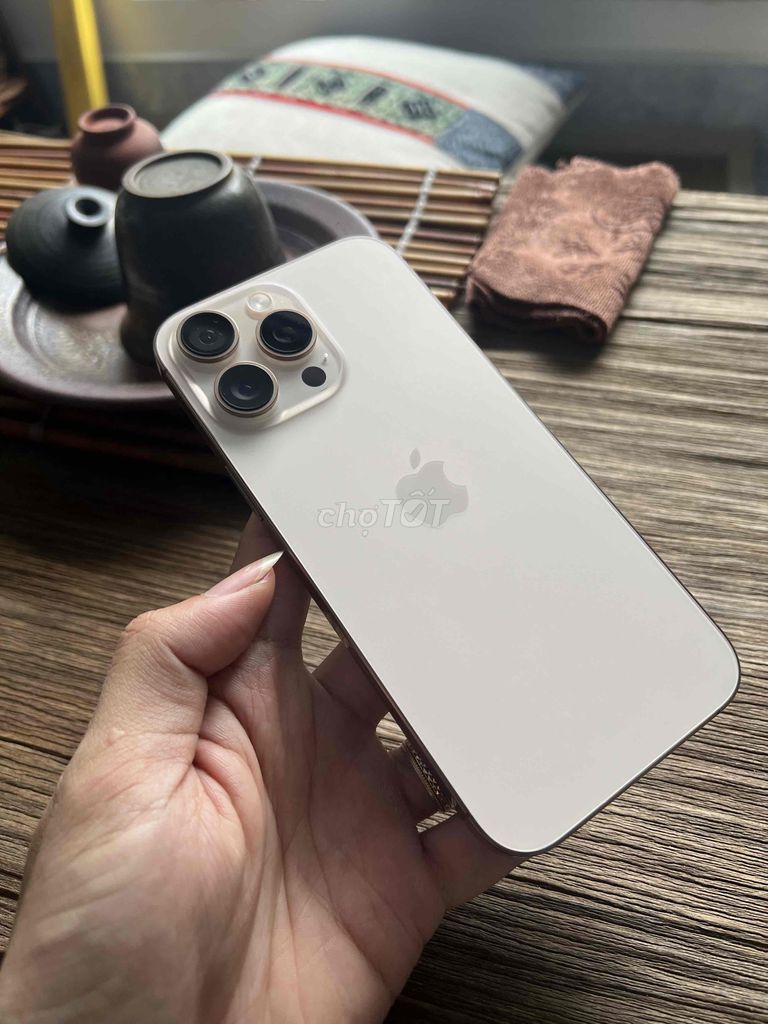 IPhone 16 Pro Max titan Sa Mạc 256gb bh 12/10/2025