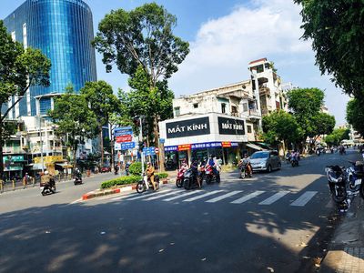 SCho thuê Góc 2MT ngang 11m  ngã 4 quảng bá thương hiệu cực tốt