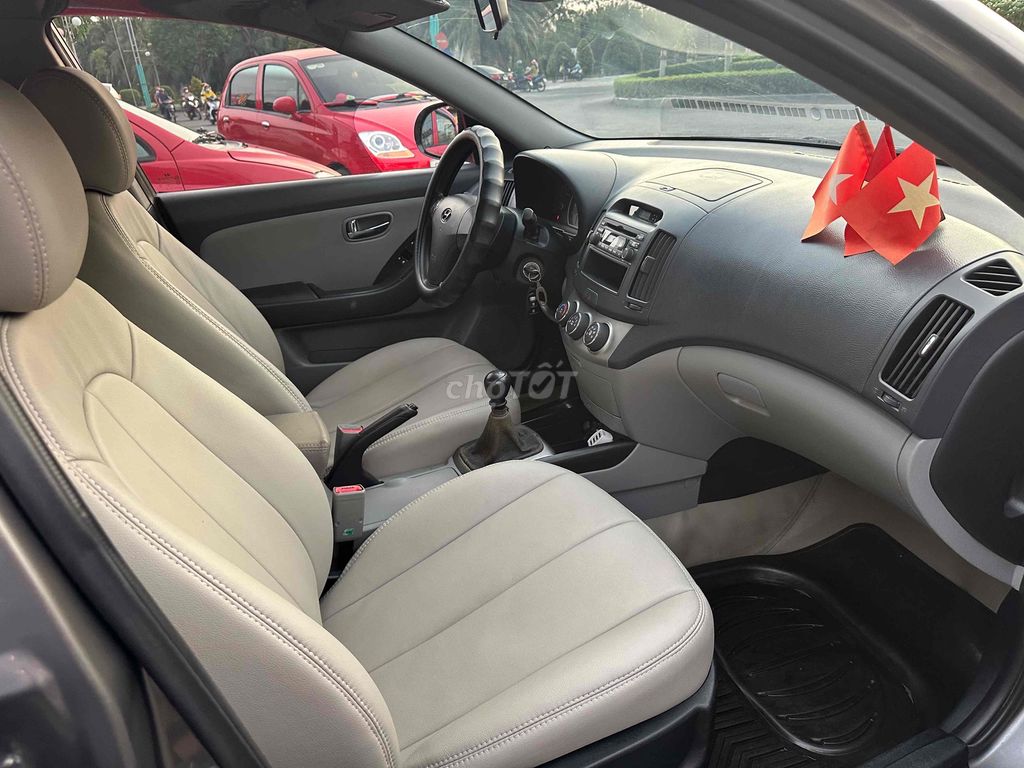 Hyundai Avante Sedan Số sàn Xám. Mua bán Ô tô tại Thành phố Bến Tre Bến Tre được đăng bởi Phương Bến Tre hình 6