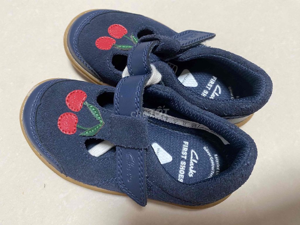 Giày tập đi Clarks Da lộn EU 21. Mua bán Mẹ và bé tại Thành phố Biên Hòa Đồng Nai được đăng bởi Thục Quang hình 1