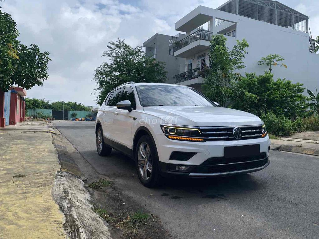 Volkswagen Tiguan 2018 белый 100 000 км