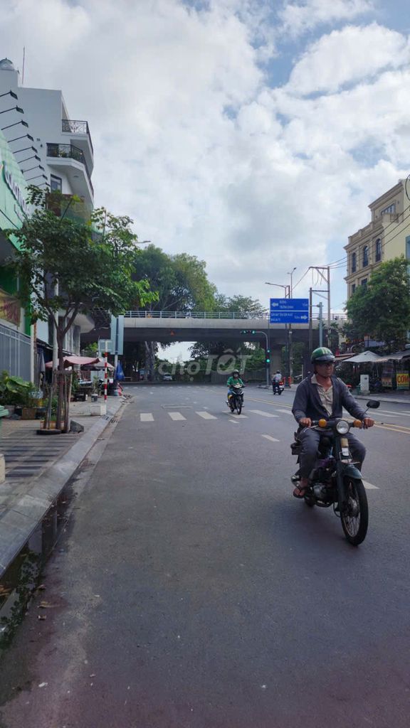 Bán nhà mặt tiền Hoàng Hoa Thám, sát nhà Ga T3, vị trí rất đẹp, hiếm 