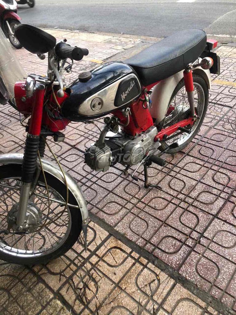 Классический мотоцикл Honda 67 красного цвета