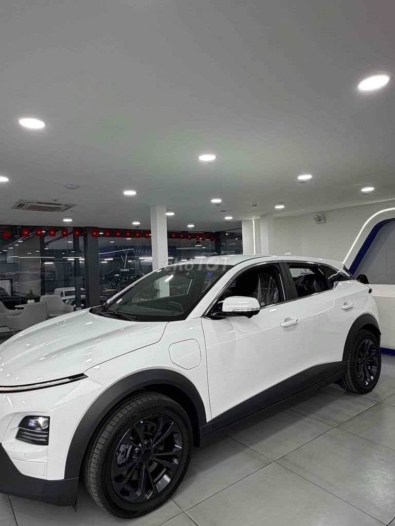 Белый электромобиль VinFast VF6