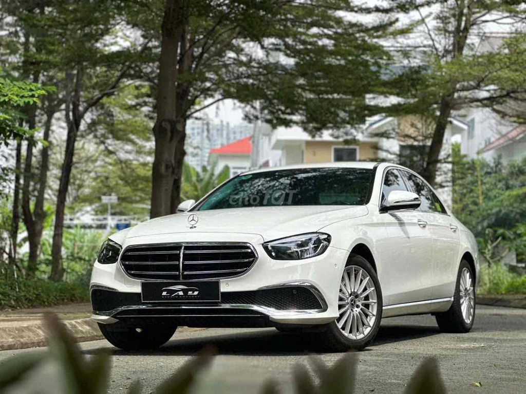 Mercedes E200 Exclusive 2021 odo 19.000 Trắng Đen