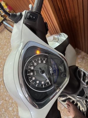 Honda SH Mode Trắng Xăng