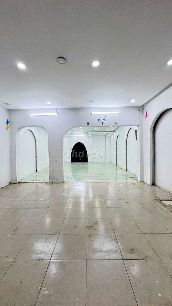 Дом в аренду на фасаде рядом с рынком на улице Чу Тхиен