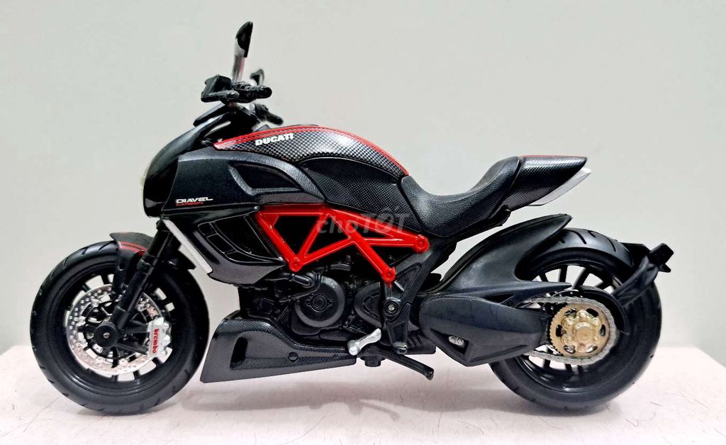 Xe Motor Ducati dáng cào cào, đen pha đỏ