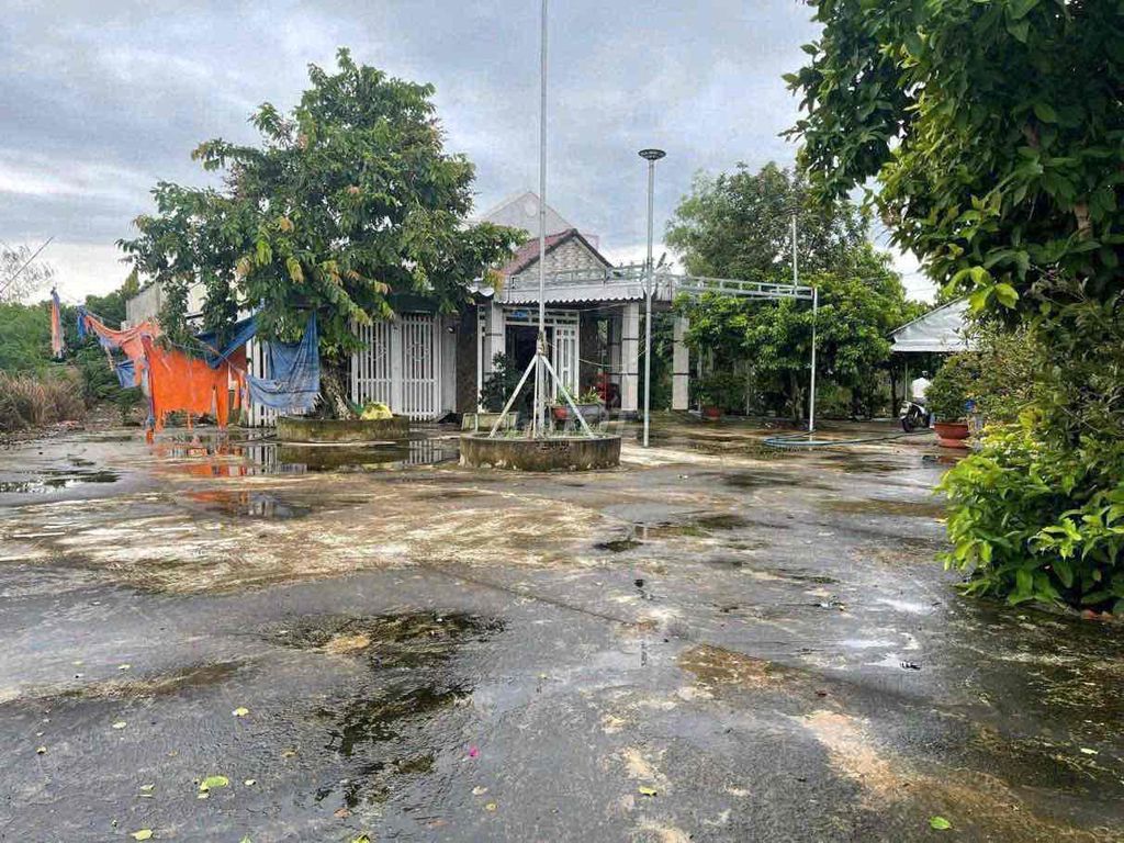 BÁN GẤP ĐẤT VÀ NHÀ VƯỜN NGHỈ DƯỠNG