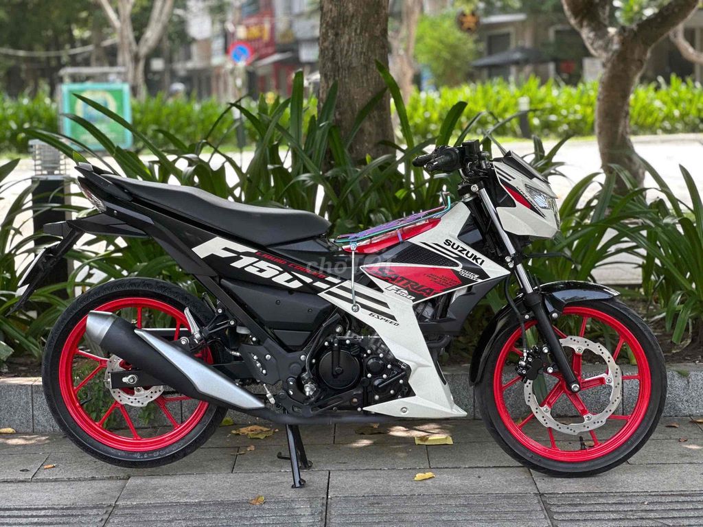 Satria 150 Fi 2023 бело-красно-черный 10 000 км номера Хошимина 9 владельцев