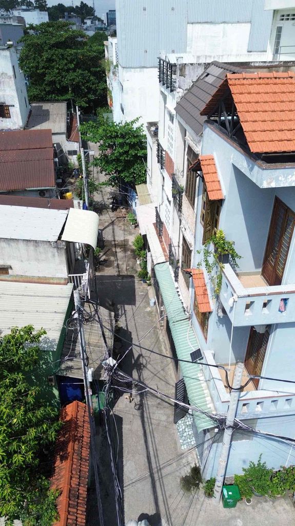 Угловой дом в Trường Thọ, 3 этажа, 6 комнат, 62м2, авто заезжает, 6.8 млрд