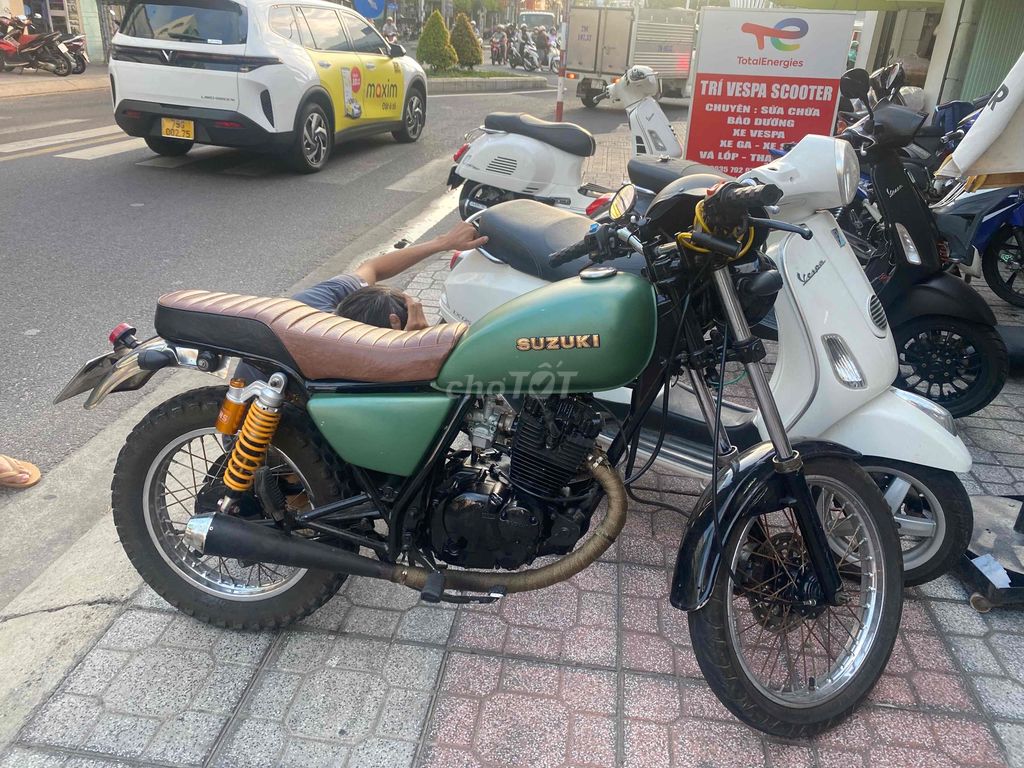 Гонки для кафе Suzuki GN125 с зеленым мхом
