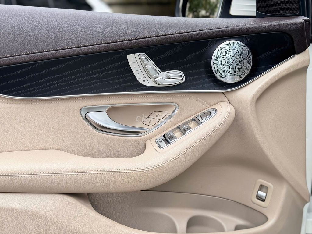 Mercedes-Benz GLC300 4Matic kính 3 lớp Apple Car. Mua bán Ô tô tại Quận Bình Thạnh Tp Hồ Chí Minh được đăng bởi Hoàng Phát hình 7