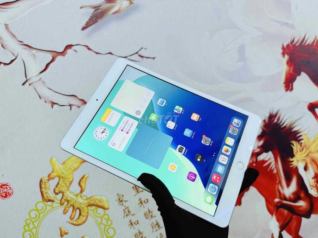 iPad Gen 7 32G Wifi Silver nguyên zin 99% pin cao. Mua bán Máy tính bảng tại Quận Hải Châu Đà Nẵng được đăng bởi Hoàng Anh Tuấn hình 1