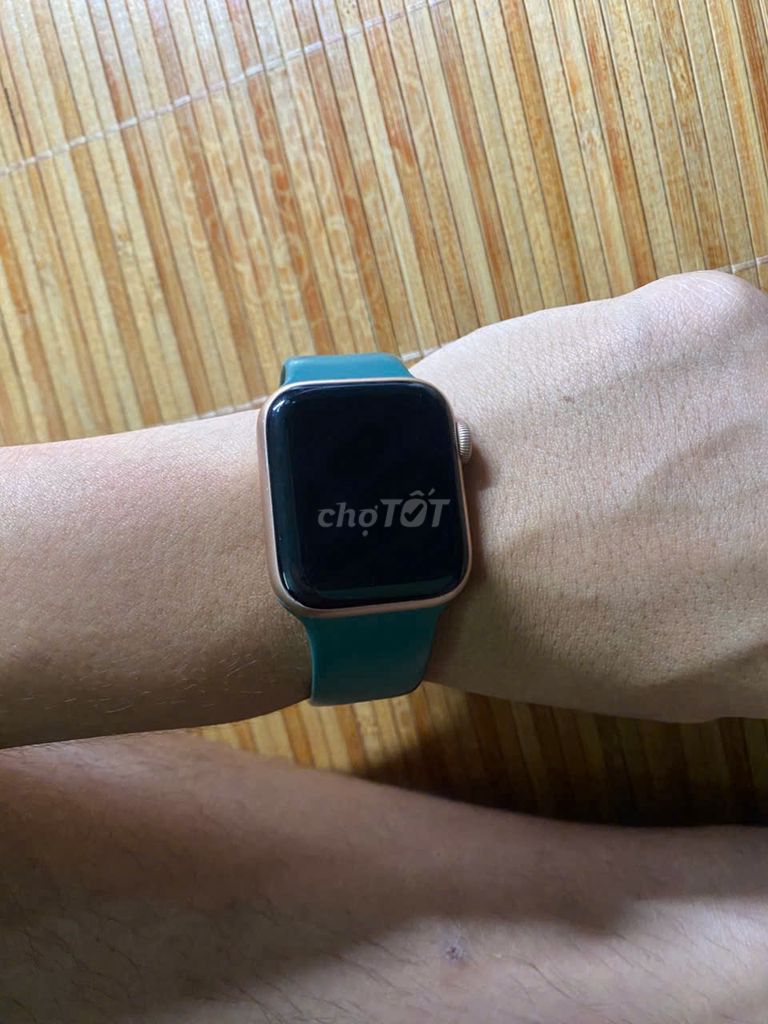 Apple Watch Series 4 Nhôm Vàng Hồng 40mm (CÓ FIX). Mua bán Thiết bị đeo thông minh tại Huyện Thanh Trì Hà Nội được đăng bởi Dũng hình 1