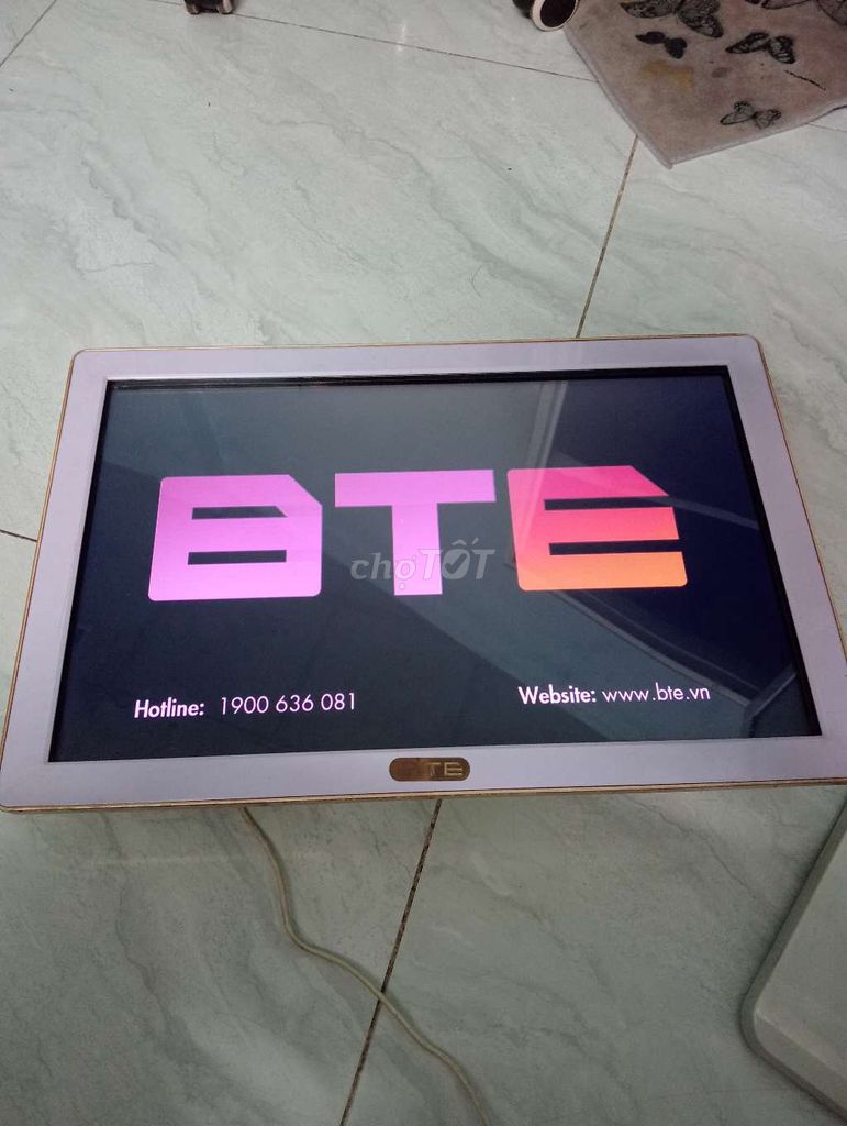 Màn hình karaoke BTE Trắng Vàng. Mua bán Tivi, Âm thanh tại Quận 6 Tp Hồ Chí Minh được đăng bởi ĐOÀN VĂN SƠN  hình 1
