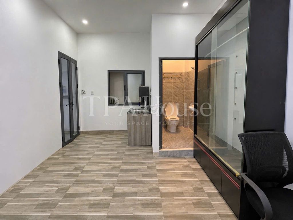 Комната 30м², балкон, окно, кухня отдельно, рядом рынок Ба Кьеу