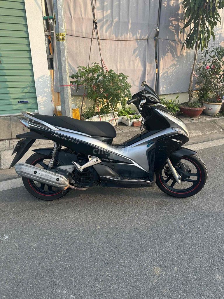 Honda Air Blade 2011 80000 km Đen bạc. Mua bán Xe máy tại Huyện An Dương Hải Phòng được đăng bởi Đặng Vũ Đạt hình 1
