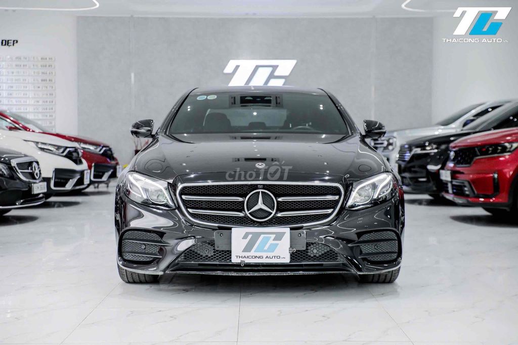 Mercedes E300 AMG đen nt đen sx2020 lướt 18000km