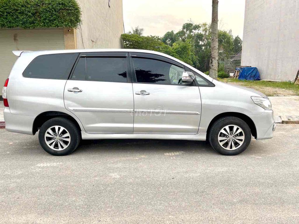 Toyota Innova 2016 2.0E - 9000 km