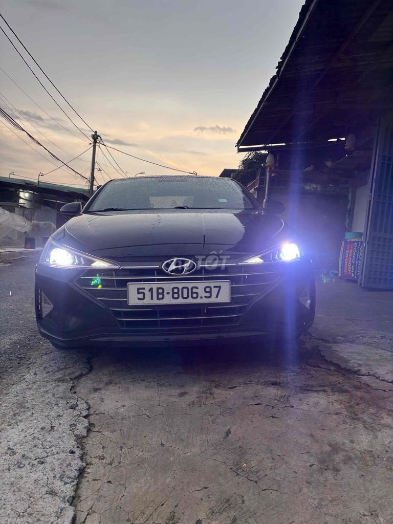 Hyundai Elantra механический бензин черный