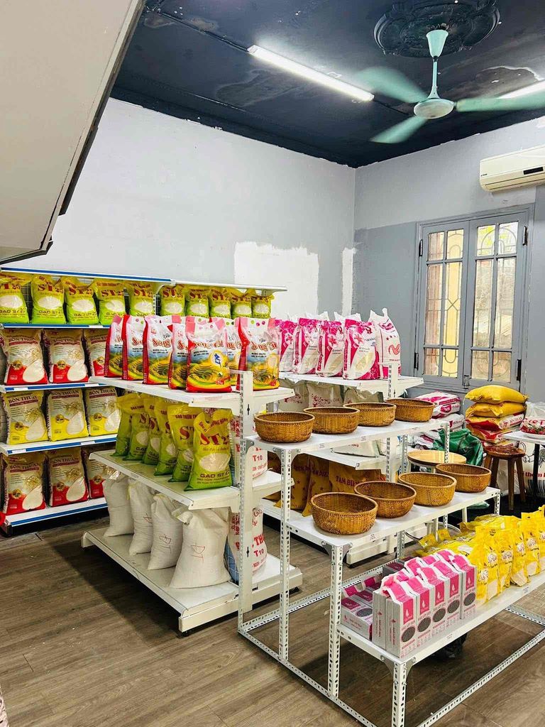 Kệ trưng bày kim loại trắng. Mua bán Tủ, kệ gia đình tại Quận Đống Đa Hà Nội được đăng bởi Huyền phạm hình 1