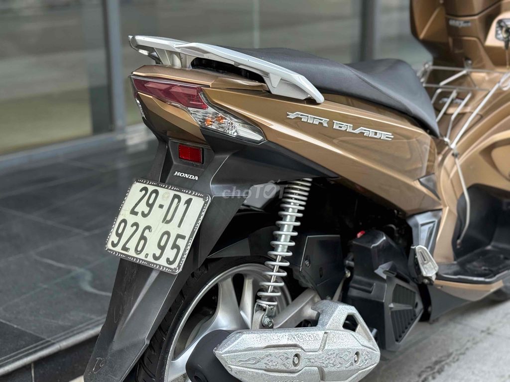 Honda Airblade 125 2017 Vàng đồng 3D 29D1. Mua bán Xe máy tại Quận Ba Đình Hà Nội được đăng bởi Xe Máy Nam Thi hình 6