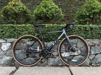Xe đạp đua UK R600 pro khung nhôm không mối hàn