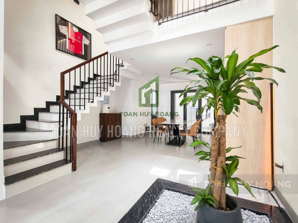 Modern Nam Việt Á house with 3 en-suite bedrooms and parking — photo 7