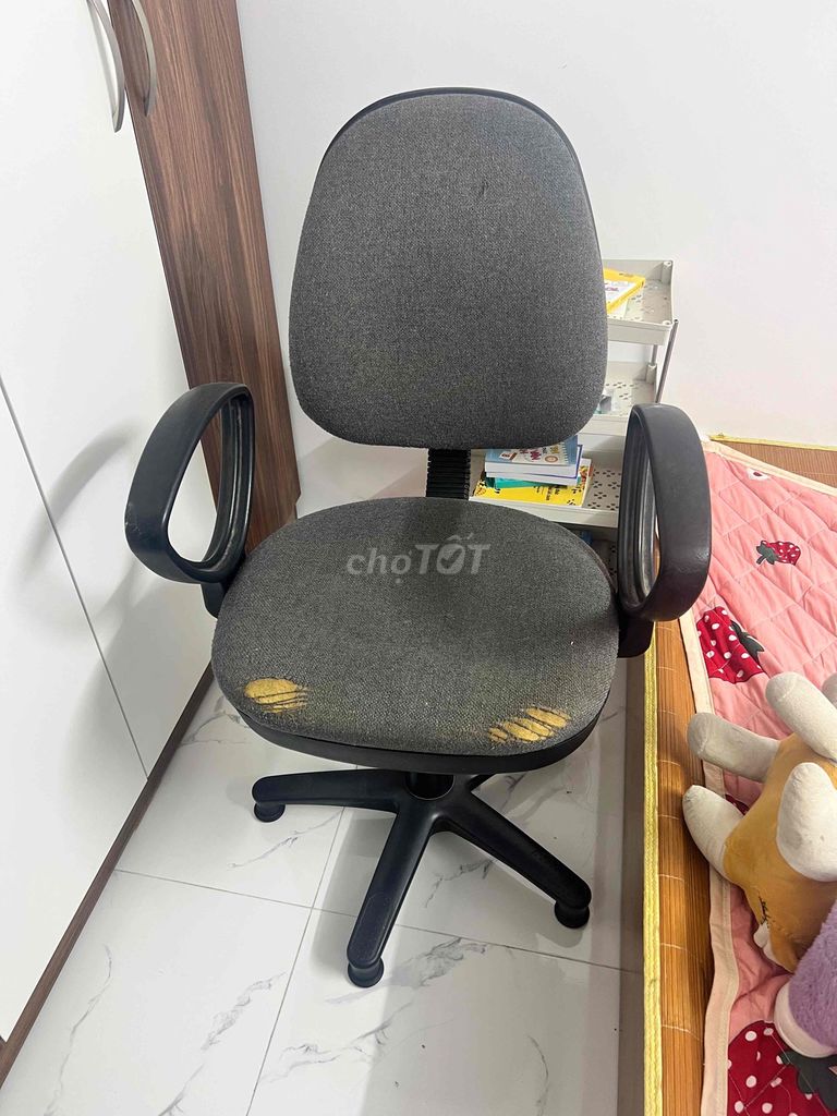 Ghế xoay văn phòng Vải Nhựa Xám đã sử dụng. Mua bán Đồ dùng văn phòng tại Quận Thanh Xuân Hà Nội được đăng bởi Nhung hình 1