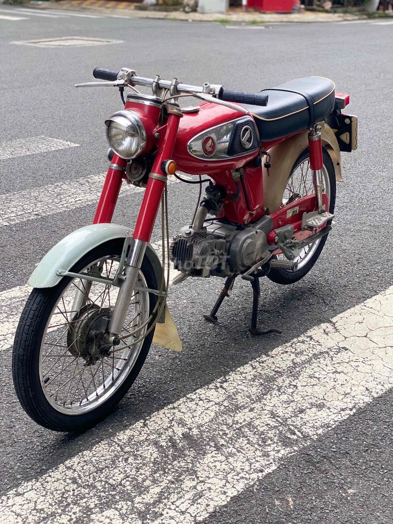 Honda 66 старый мотоцикл красного цвета
