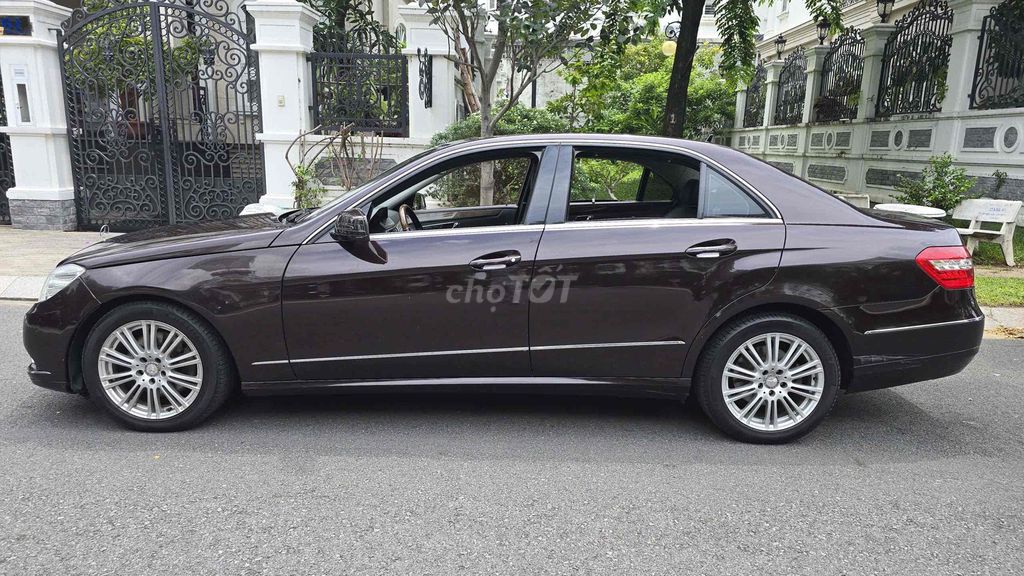 Mercedes Benz E Class 2010 - 63376 km. Mua bán Ô tô tại Quận Tân Bình Tp Hồ Chí Minh được đăng bởi Võ Thị Huyền Trâm hình 4