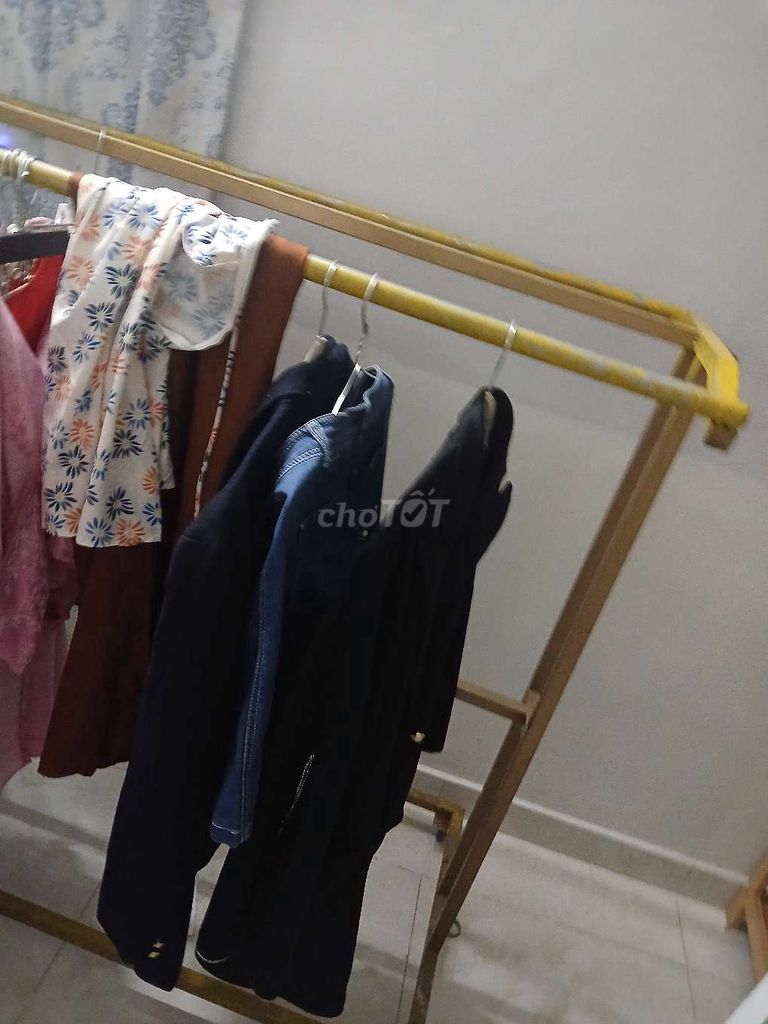 Giá treo quần áo kim loại có bánh xe. Mua bán Nội thất, đồ gia dụng khác tại Huyện Cần Giuộc Long An được đăng bởi Huong Phạm T  hình 1