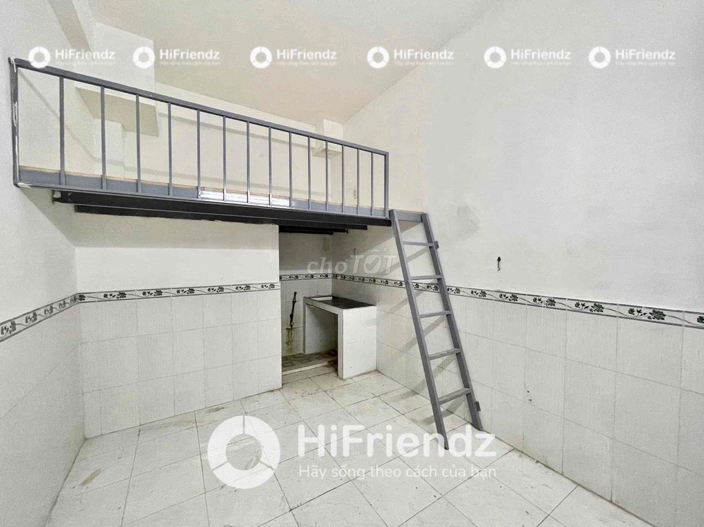 Чистая комната в аренду с высоким мезонином и кондиционером в районе Тен Лыа