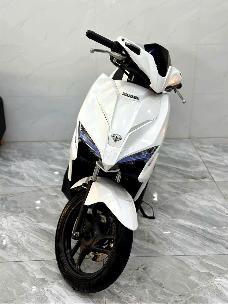 Xe máy Honda Airblade màu trắng zin đẹp leng keng. Mua bán Xe máy tại Quận Thanh Khê Đà Nẵng được đăng bởi Xe Máy Đức Vũ 658 Trần Cao Vân hình 2
