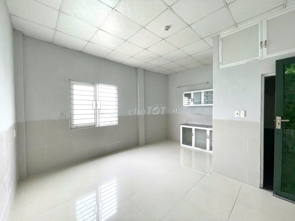 Cửa sổ thoáng cách, sẵn kệ bếp cách HUB chỉ vài bước chân đến trường