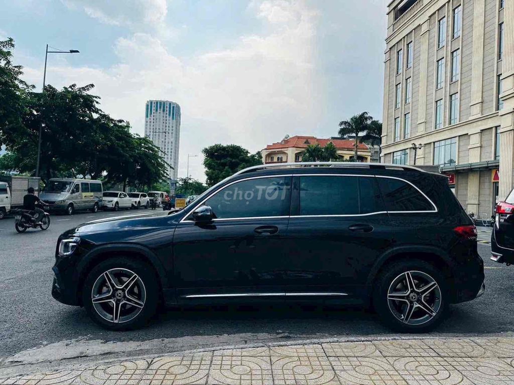 Mercedes GLB 200 2021 черный 15.530 км