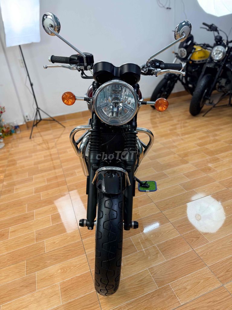 Triumph T120 ABS 2022 красный/серебристый, 4300 км