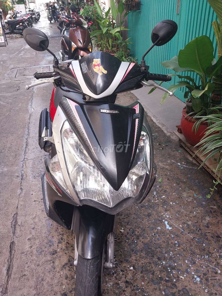 Мопед Honda Vision 2011 года, красно-серый