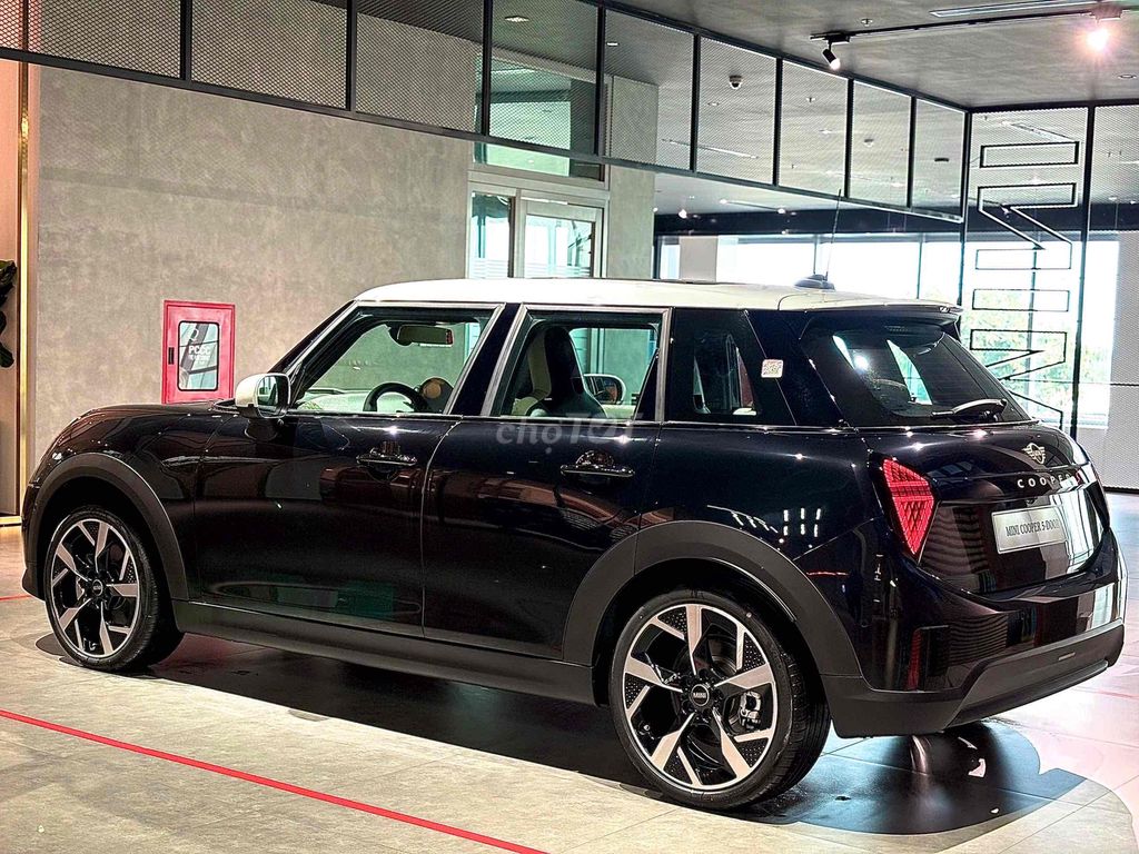 Mini 5 Door 2026 photo 2