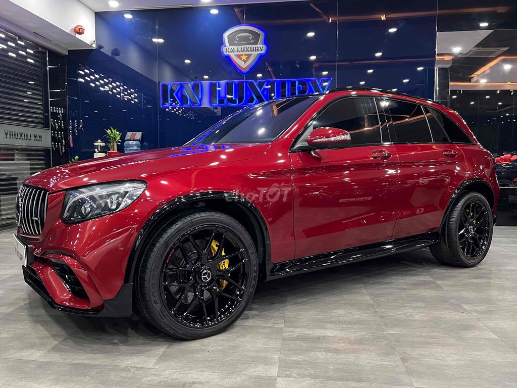 Мерседес GLC300 GLC63s модель 2019 года 56 000 км красный
