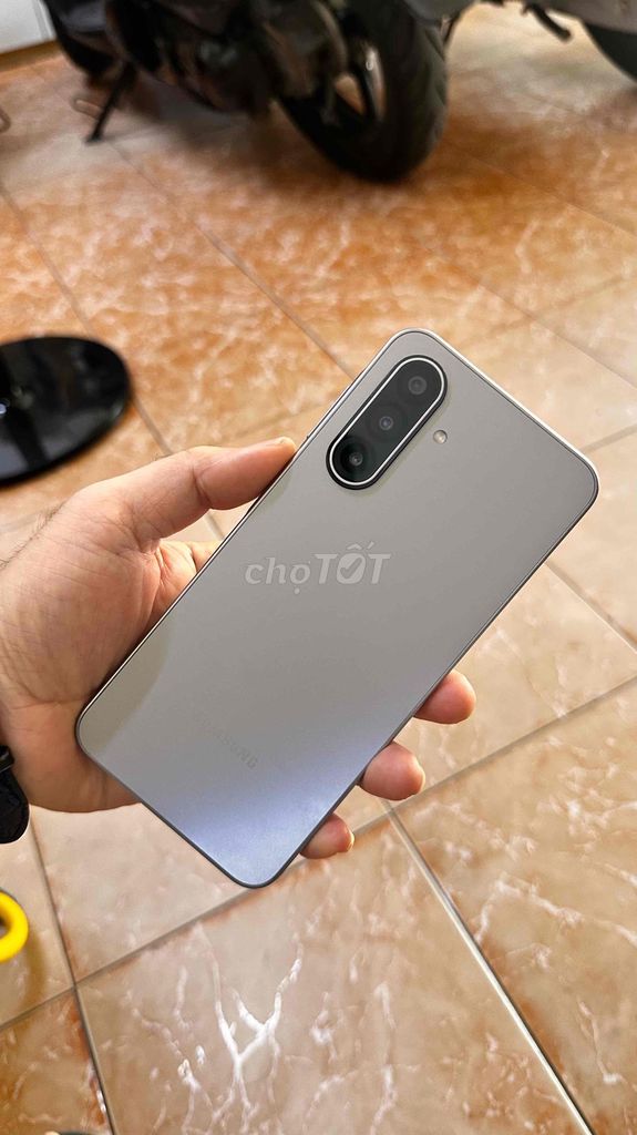 Samsung A17 5G 256GB Xám. Mua bán Điện thoại tại Thành phố Long Xuyên An Giang được đăng bởi TL Mobile hình 1