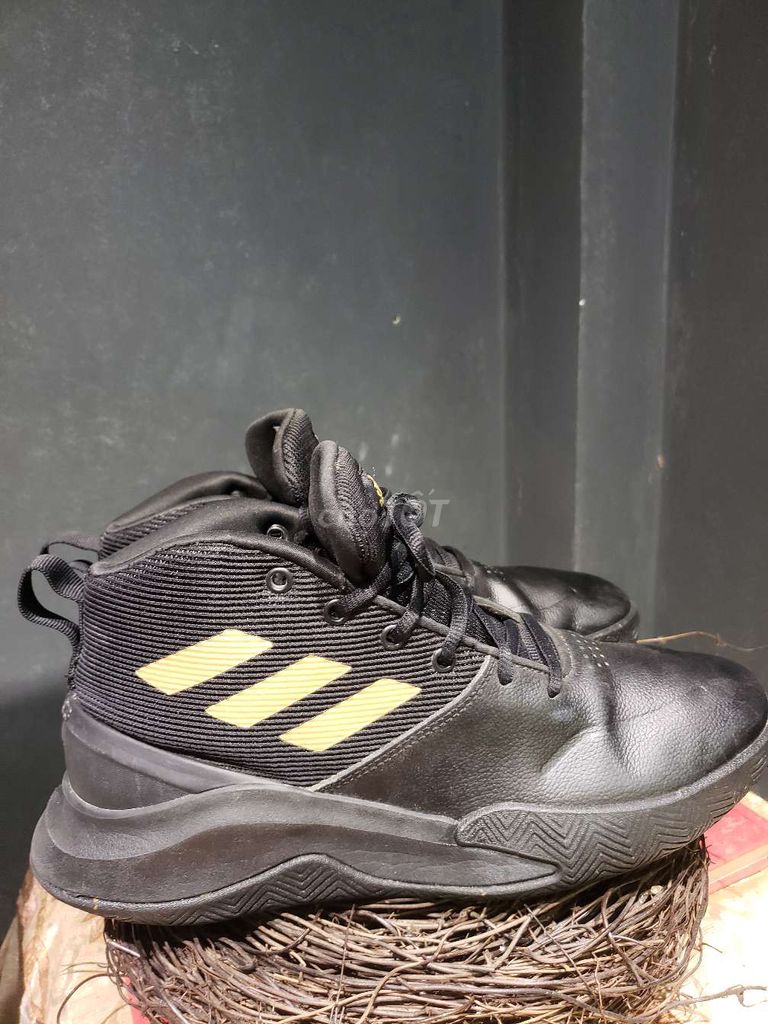 Cần bán đôi adidas ownthegame black matte gold