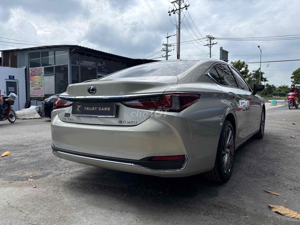Lexus ES250 - 28000 km. Mua bán Ô tô tại Quận 8 Tp Hồ Chí Minh được đăng bởi Cửa hàng ô tô cũ TRUST CARS hình 3